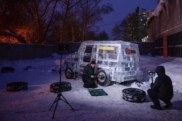 1月30日，這輛外形酷似越野車的冰造汽車閃著酷炫燈光上路了。 - 俄羅斯衛星通訊社