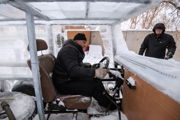為造這輛冰車，博主們請來了雕塑家，用了5噸冰。 - 俄羅斯衛星通訊社