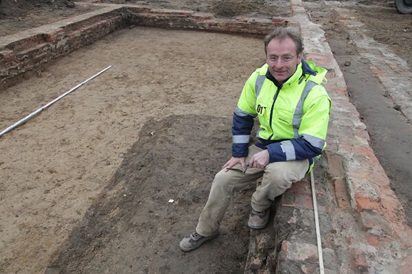 在柏林共挖掘了70多条隧道，主要在上个世纪60年代初。300多人通过19条隧道逃到西德。绝大多数隧道是从西部向东部挖掘的，因为在西部可以不引人注目地进行这样的工作。1984年，建成了一条隧道，同许多其他条隧道一样被东德的特工部门发现了。 - 俄罗斯卫星通讯社