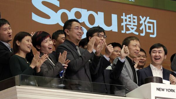Sogou Inc. CEO Xiaochuan Wang, right, and company Chairman Charles Zhang, second from right, ring the New York Stock Exchange opening bell before Sogou's IPO - 俄羅斯衛星通訊社