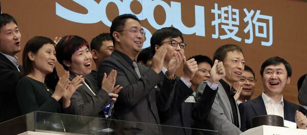 Sogou Inc. CEO Xiaochuan Wang, right, and company Chairman Charles Zhang, second from right, ring the New York Stock Exchange opening bell before Sogou's IPO Sogou Inc. CEO Xiaochuan Wang, right, and company Chairman Charles Zhang, second from right, ring the New York Stock Exchange opening bell before Sogou's IPO - 俄罗斯卫星通讯社