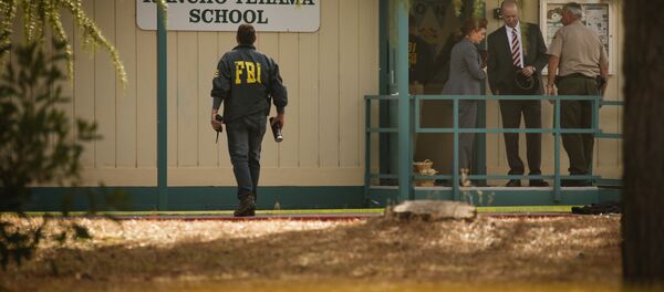 在美國一名白人教師為解釋奴隸制本質而踩到黑人學生身上 - 俄羅斯衛星通訊社