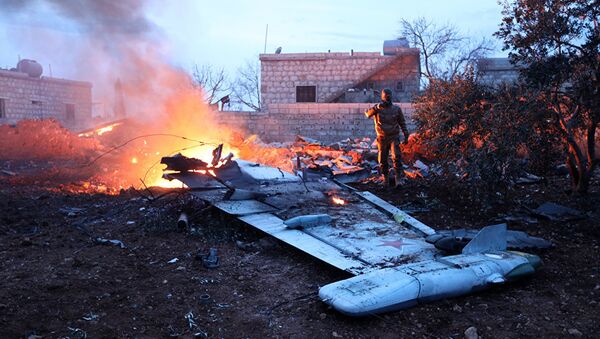 据俄国防部消息，俄军的一架苏-25飞机在叙利亚伊德利卜省被击落，飞行员丧生 - 俄罗斯卫星通讯社