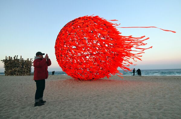 江陵海灘上的“太陽”雕塑 - 俄羅斯衛星通訊社