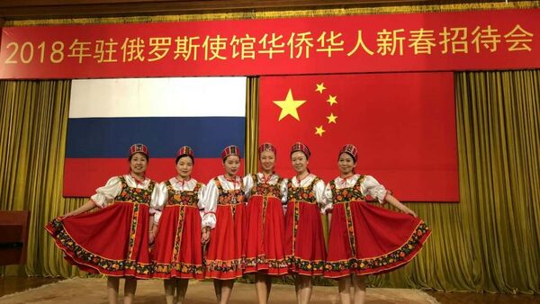 華人婦女聯合會的姐妹們在表演俄羅斯舞蹈《卡林卡》 - 俄羅斯衛星通訊社