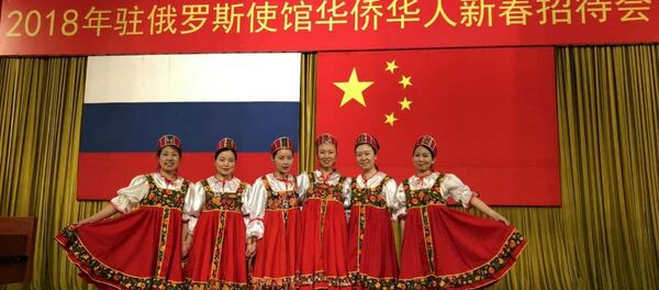 华人妇女联合会的姐妹们在表演俄罗斯舞蹈《卡林卡》 - 俄罗斯卫星通讯社