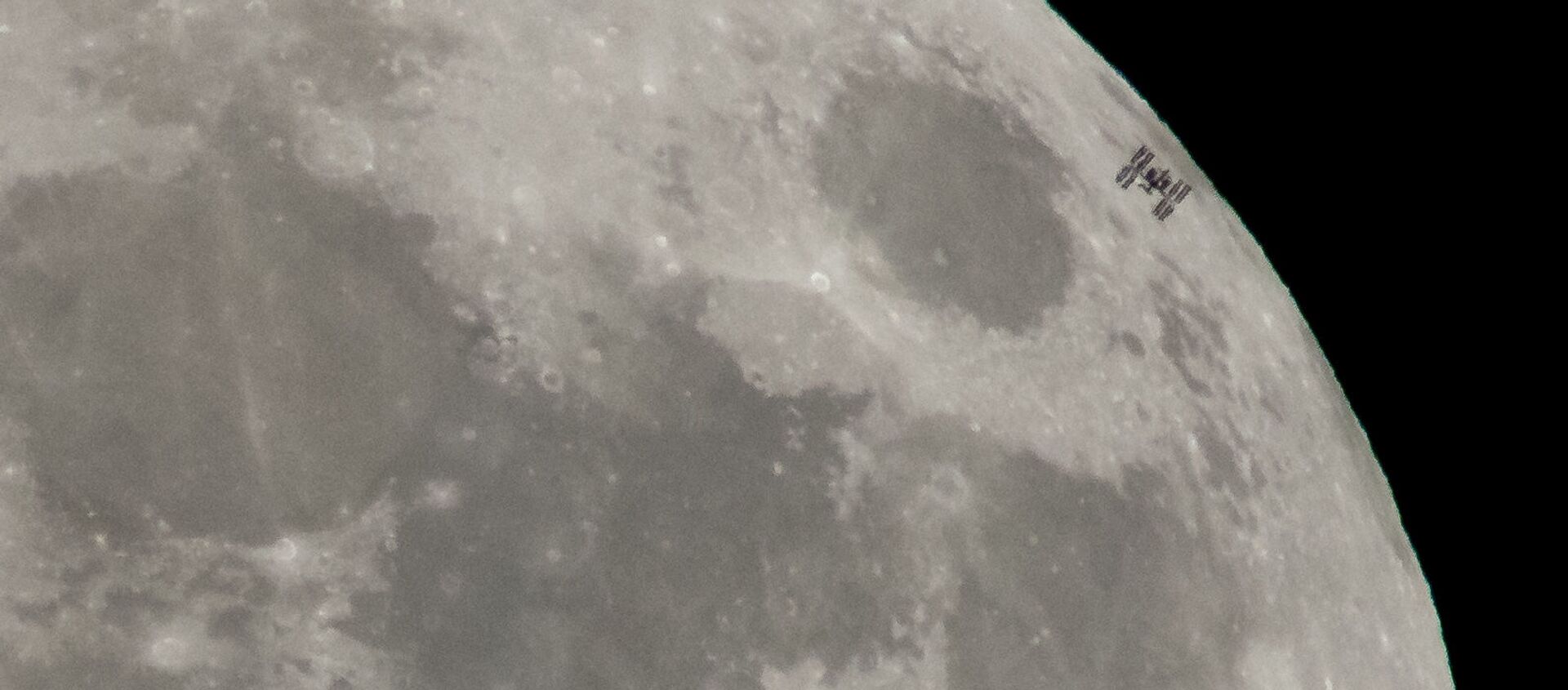 МКС на фоне Луны  - 俄罗斯卫星通讯社, 1920, 18.02.2021