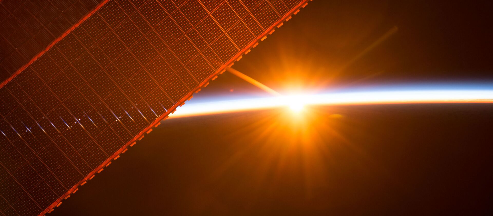 Вид на восход солнца с борта МКС  - 俄羅斯衛星通訊社, 1920, 24.02.2021