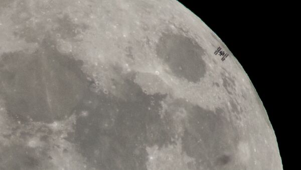 МКС на фоне Луны  - 俄罗斯卫星通讯社