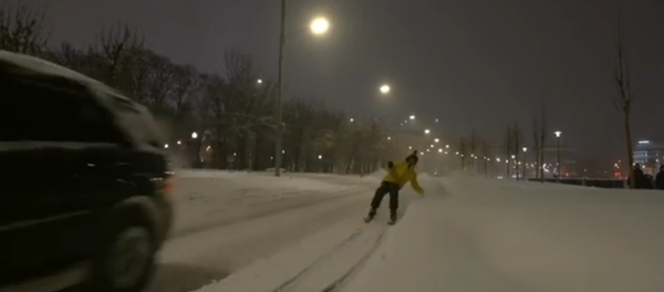 莫斯科男子在大雪後的街頭滑雪 - 俄羅斯衛星通訊社