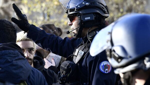 Сотрудник полиции во время акции протеста против изменения правил приема учащихся во французские высшие учебные заведения на одной из улиц в Париже - 俄羅斯衛星通訊社