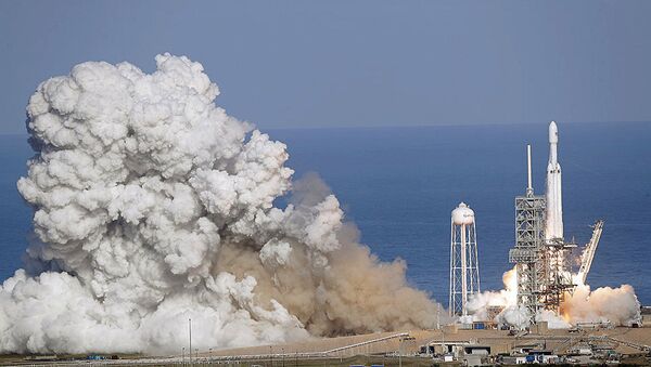 美国“猎鹰重型”运载火箭在卡纳维拉尔角发射场首次发射试飞 - 俄罗斯卫星通讯社
