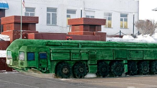 俄囚犯制作“白杨-M”导弹全尺寸雪雕 - 俄罗斯卫星通讯社