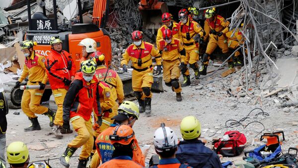 Спасательная операция по поиску пострадавших после мощного землетрясения в городе Хуалянь, Тайвань - 俄罗斯卫星通讯社