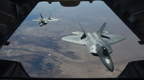 Американские истребители F-22 Raptor над территорией Сирии - 俄罗斯卫星通讯社