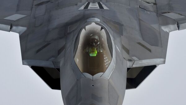 Американский истребитель F-22 Raptor осуществляет дозаправку в небе - 俄罗斯卫星通讯社