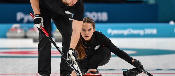 俄罗斯冰壶选手亚历山大·克鲁舍利尼茨基与阿纳斯塔西娅·布雷兹加洛娃 - 俄罗斯卫星通讯社