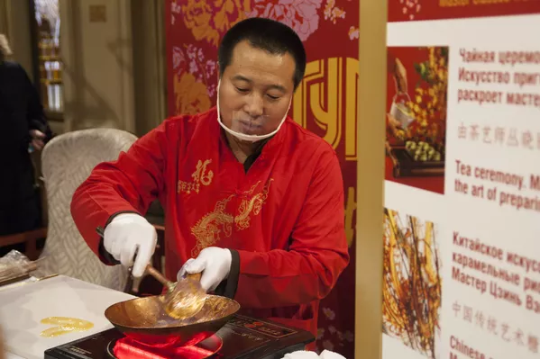 古姆商場喜迎中國新年活動上展示中國民間藝術“糖畫” 古姆商場喜迎中國新年活動上展示中國民間藝術“糖畫” - 俄羅斯衛星通訊社