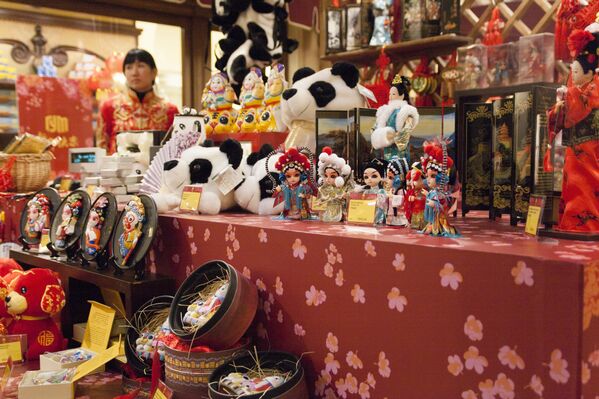 古姆商場喜迎中國新年活動上，一名女子在看刺繡品。 - 俄羅斯衛星通訊社