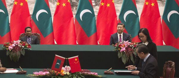 Maldives' President Abdulla Yameen, left back, and China's President Xi Jinping, right back, witness a signing ceremony at the Great Hall of the People in Beijing Maldives' President Abdulla Yameen, left back, and China's President Xi Jinping, right back, witness a signing ceremony at the Great Hall of the People in Beijing - 俄羅斯衛星通訊社