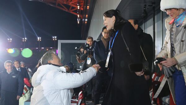 韩国总统在冬奥会开幕式上与朝鲜领导人胞妹握手 - 俄罗斯卫星通讯社