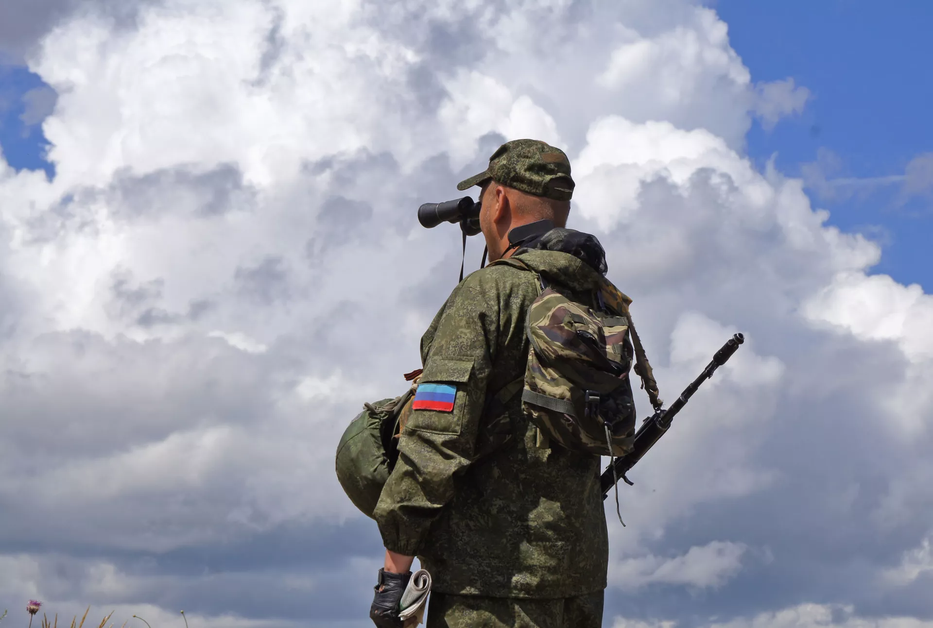 Военнослужащий Народной милиции ЛНР на позициях у линии соприкосновения в Донбассе - 俄羅斯衛星通訊社, 1920, 15.03.2024