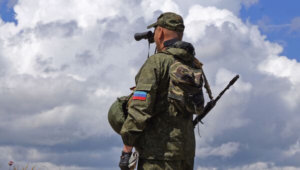 Военнослужащий Народной милиции ЛНР на позициях у линии соприкосновения в Донбассе - 俄罗斯卫星通讯社