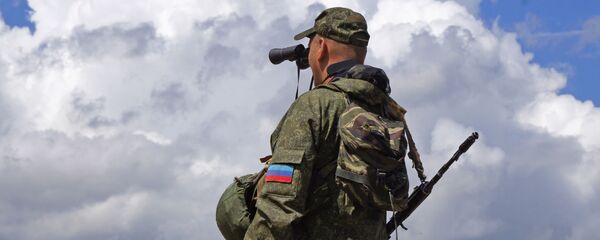 Военнослужащий Народной милиции ЛНР на позициях у линии соприкосновения в Донбассе - 俄罗斯卫星通讯社