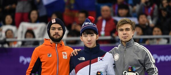 俄羅斯短道速滑選手葉利斯塔托夫（右邊） - 俄羅斯衛星通訊社