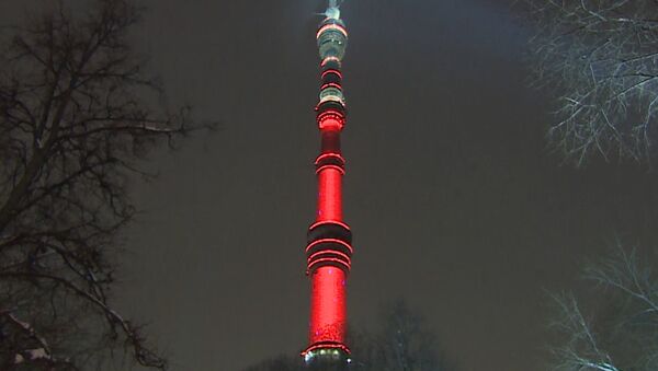 莫斯科奥斯坦金诺电视塔亮起红光迎接中国春节到来 - 俄罗斯卫星通讯社