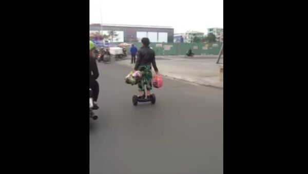 越南老太骑平衡车购物（视频） - 俄罗斯卫星通讯社