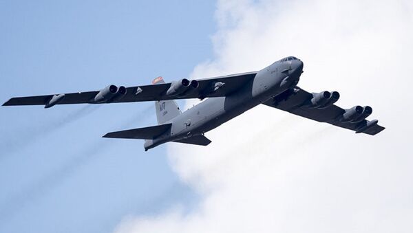 美国B-52轰炸机被闪电击中 机尾现大洞 - 俄罗斯卫星通讯社