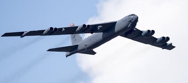 美國B-52轟炸機被閃電擊中 機尾現大洞 - 俄羅斯衛星通訊社