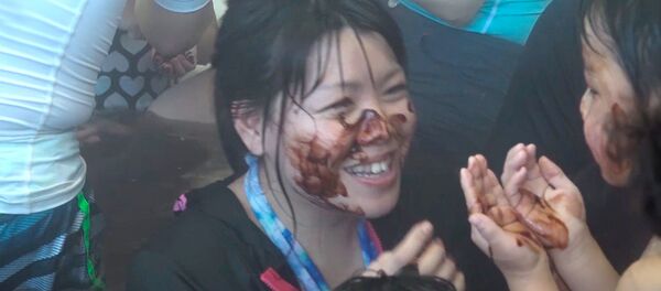 日本樂享情人節“巧克力浴” - 俄羅斯衛星通訊社