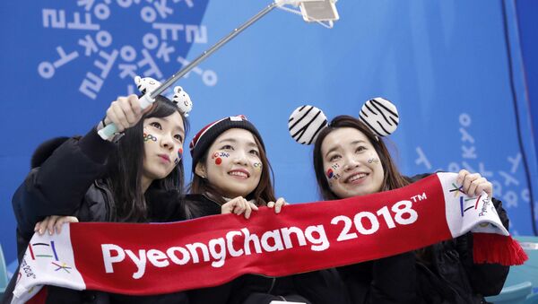 Болельщицы делают селфи перед матчем между женскими командами Швейцарии и Японии на зимней Олимпиаде в Пхенчхане - 俄罗斯卫星通讯社