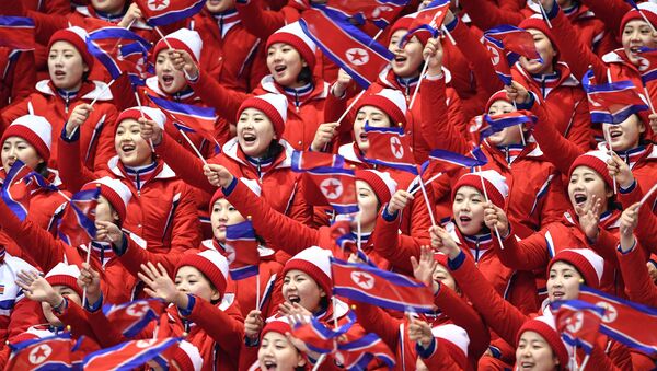 Северокорейские болельщики наблюдают за выступлениями фигуристов в короткой программе парного катания на соревнованиях по фигурному катанию на XXIII зимних Олимпийских играх - 俄罗斯卫星通讯社