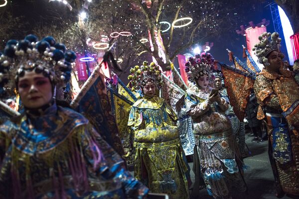 中国西安，身着传统京剧戏服的舞蹈演员们准备庆祝农历新年 - 俄罗斯卫星通讯社