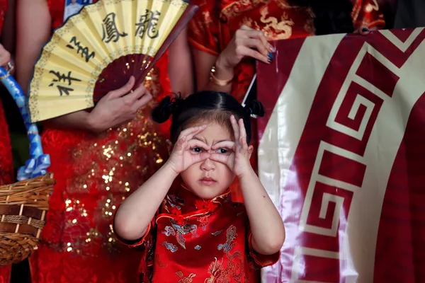 泰國曼谷廊曼國際機場，一名泰國小女孩在迎接中國春節出境游遊客的 - 俄羅斯衛星通訊社