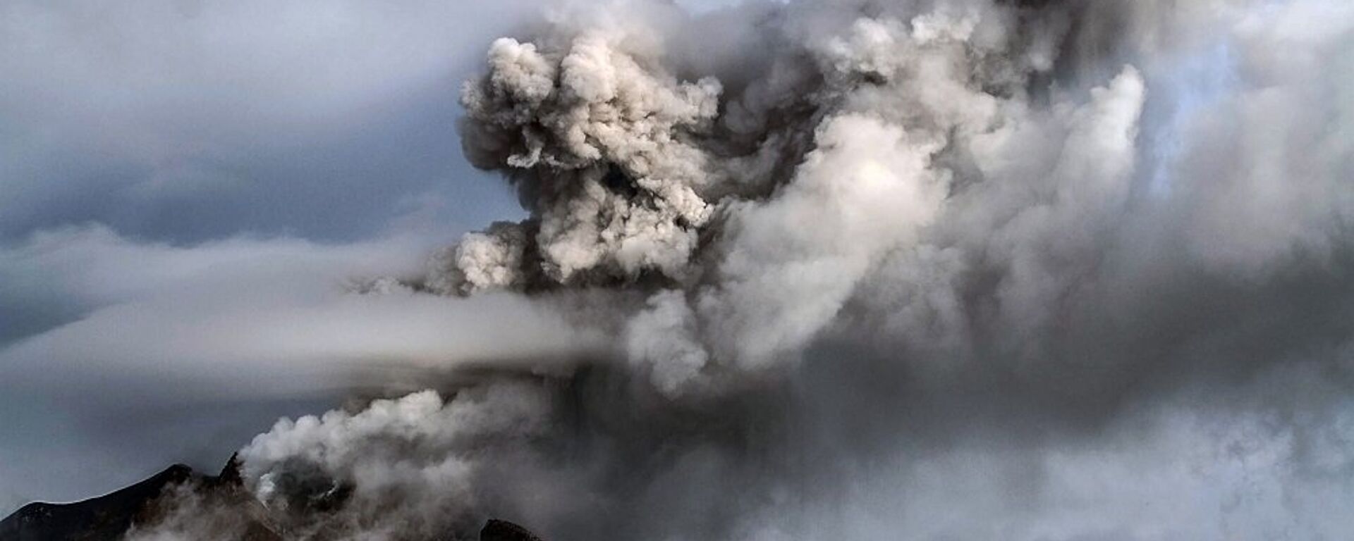 媒體：日本櫻島火山噴發地區已撤離數十人 - 俄羅斯衛星通訊社, 1920, 25.07.2022