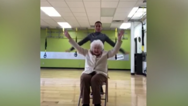 93岁老妪健身时哈哈大笑在网上热议 - 俄罗斯卫星通讯社
