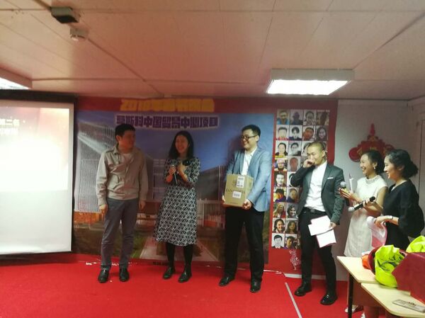 雪夜中,工地上,温暖的春晚 雪夜中,工地上,温暖的春晚 - 俄罗斯卫星通讯社