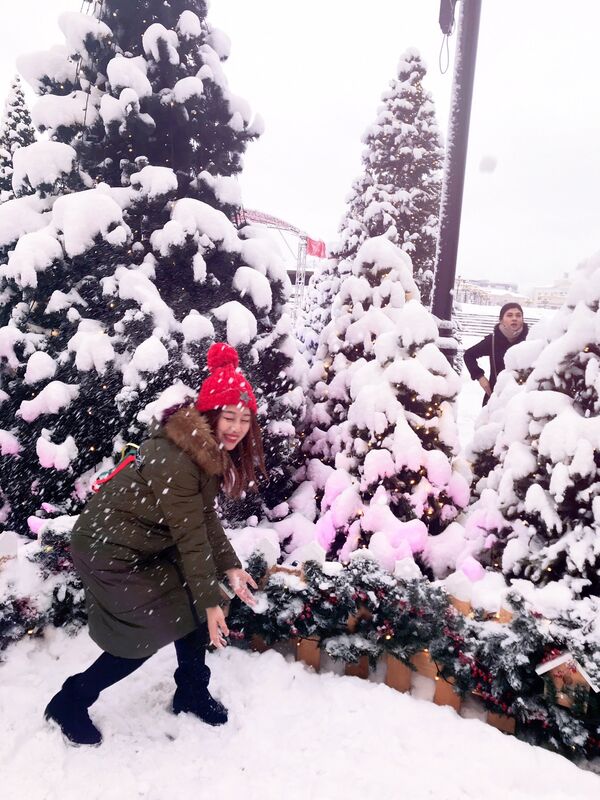 不仅夏天来俄罗斯旅游的中国人多,在中国新年之际,也一样有中国游客来到俄罗斯过春节。趁着过年放假,来俄罗斯旅游,感受着北国风光,过着中国新年。 不仅夏天来俄罗斯旅游的中国人多,在中国新年之际,也一样有中国游客来到俄罗斯过春节。趁着过年放假,来俄罗斯旅游,感受着北国风光,过着中国新年。 - 俄罗斯卫星通讯社