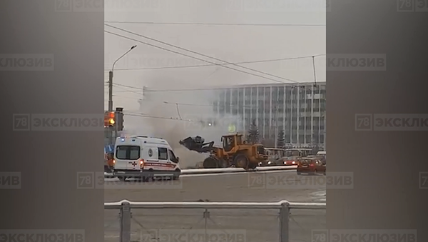 圣彼得堡一名工人借助挖掘机灭掉了一辆烧着汽车的大火 - 俄罗斯卫星通讯社
