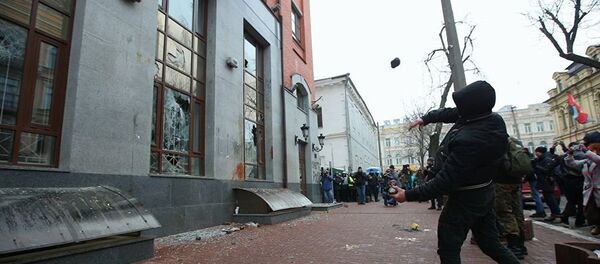 乌克兰激进分子朝俄驻基辅合作署扔石块和鸡蛋 - 俄罗斯卫星通讯社