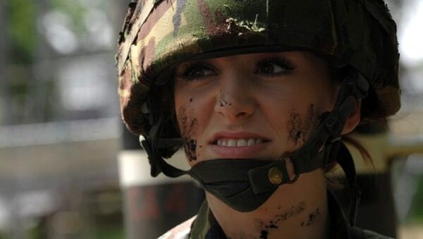 粘假睫毛穿高跟鞋服役：英军女兵谈在部队受欺凌 - 俄罗斯卫星通讯社