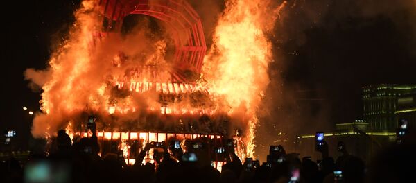 在莫斯科高尔基中央文化休息公园庆祝谢肉节时燃烧“冬日的艰难”艺术品 在莫斯科高尔基中央文化休息公园庆祝谢肉节时燃烧“冬日的艰难”艺术品 - 俄罗斯卫星通讯社