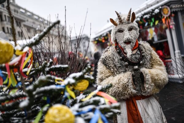 在莫斯科马涅日广场上的谢肉节娱乐活动的参与者 - 俄罗斯卫星通讯社