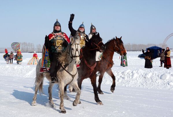 在阿爾泰村莊Novotyryshkino  舉辦的“西伯利亞謝肉節”活動上，穿著“勇士”服裝參加謝肉節主題遊行的參與者 - 俄羅斯衛星通訊社