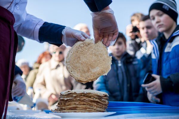 在塞瓦斯托波尔搭建的谢肉节节日市场上的煎饼 - 俄罗斯卫星通讯社