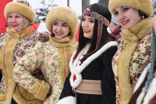 在弗拉基米爾市的“城郊公園”舉行的謝肉節節日活動參與者 - 俄羅斯衛星通訊社